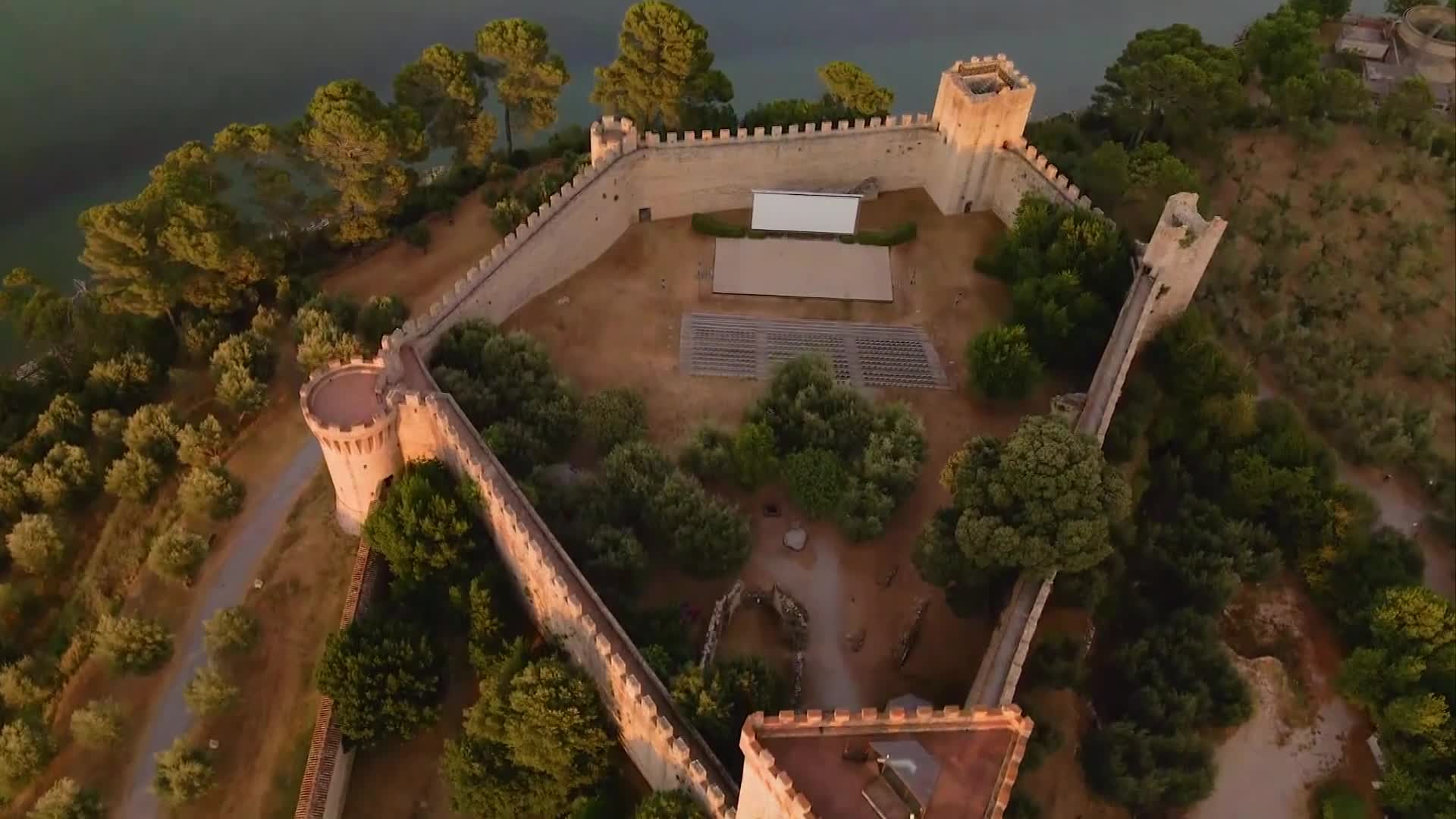 ITALIA IN TOUR - CASTIGLION DEL LAGO - TRAILER Thumbnail