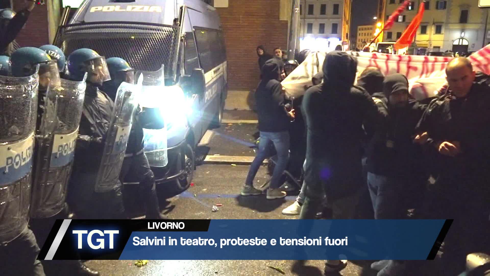 Salvini presenta il libro, scontri a Livorno Thumbnail