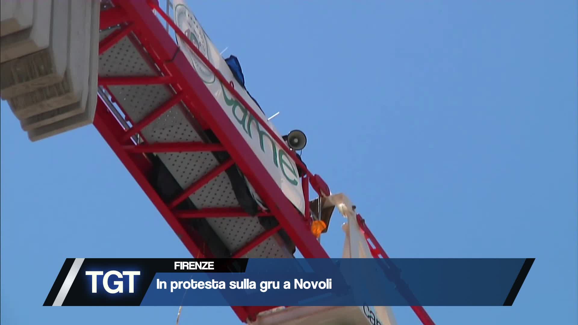 Firenze, sale sulla gru per protesta Thumbnail